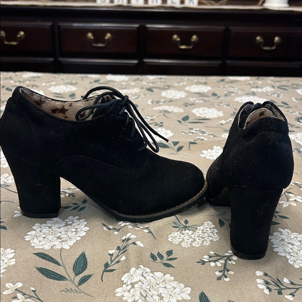 Vero Cuoio Black Lace-Up Heels 6.5
